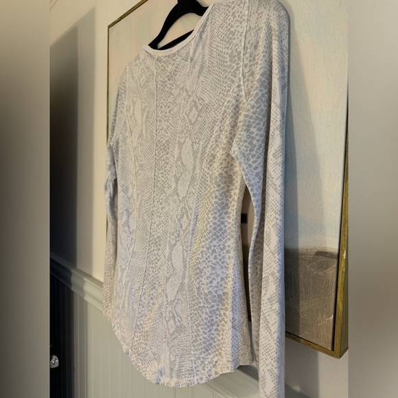 LULULEMON Between The Lines Gray And White Snakeskin Long Sleeve Tee Size 6 - Picture 8 of 8